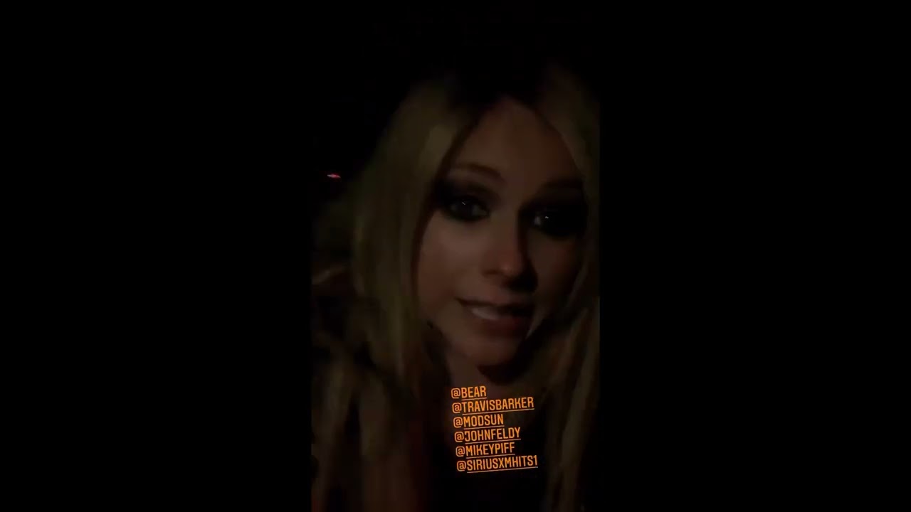 Avril via instagram stories and more | February 2022