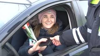 Тюльпаны вместо протоколов. Инспекторы ГАИ в Губкине поздравили дам Тюльпаны вместо протоколов. Инспекторы ГАИ в Губкине поздравили дам