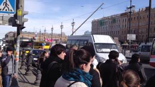 Таксисты и маршрутки на остановке у Сенной площади