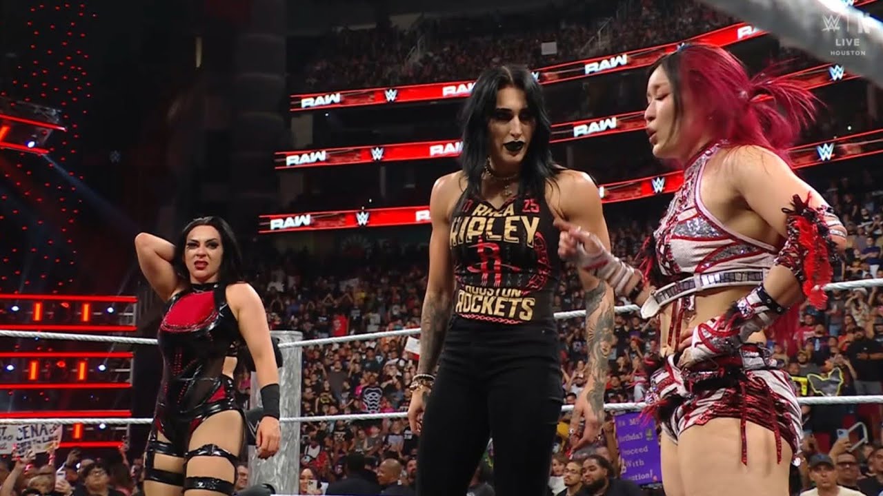 Rhea Ripley 'Salva' a Iyo Sky & Stephanie Vaquer: WWE Raw: 21/07/2025 ...