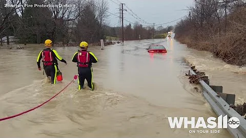 Fire department rescues Kentucky drivers stranded in flash flood - DayDayNews