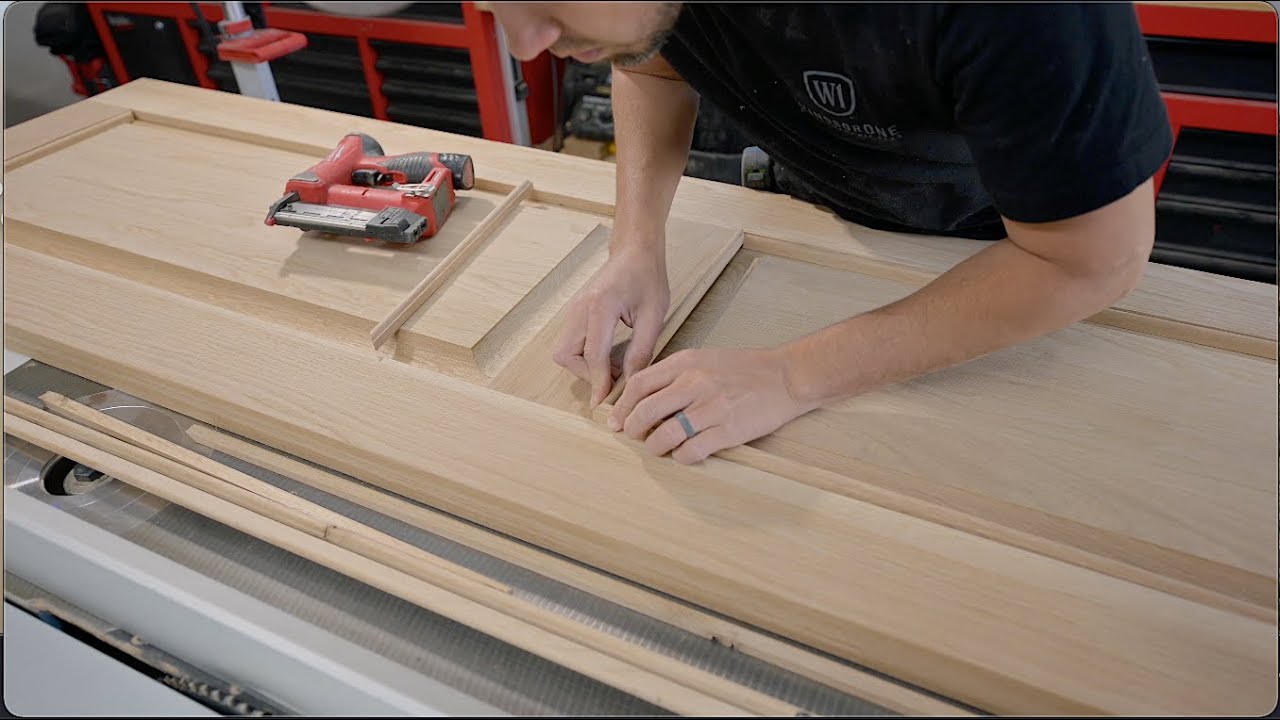 Дверь из массива белого дуба с индивидуальными молдингами