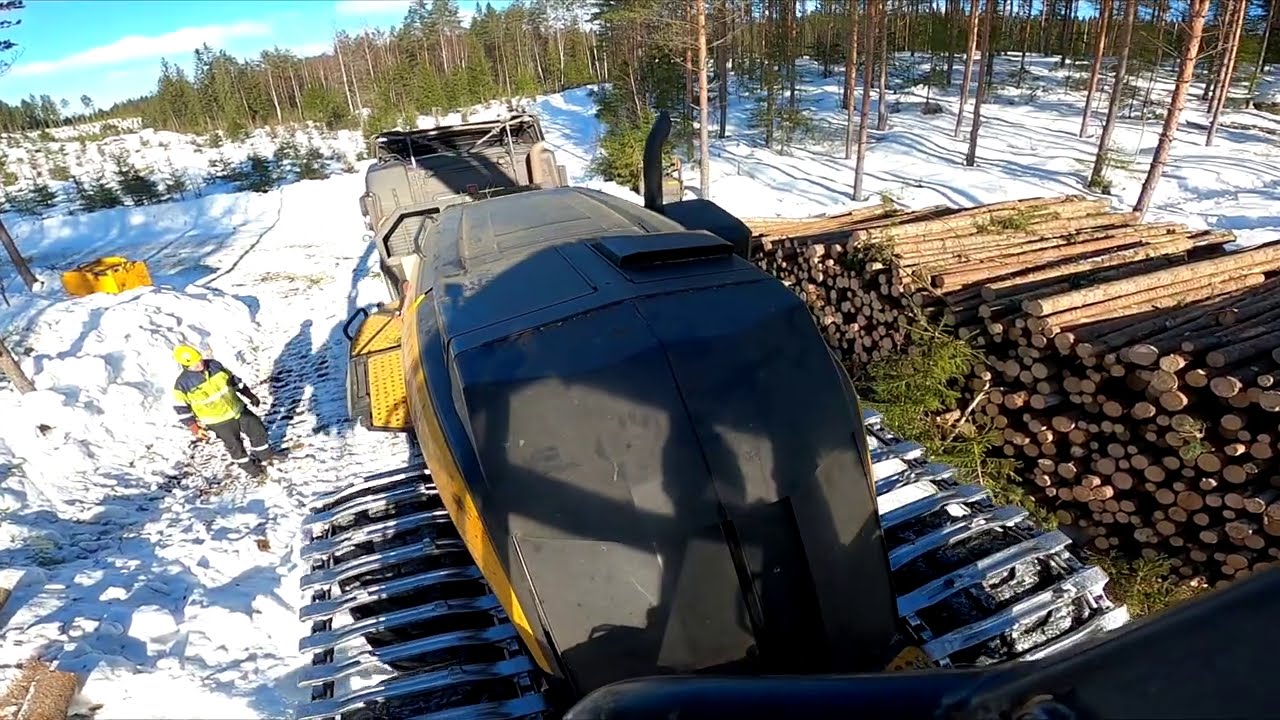 Koneen siirto seuraavalle työmaalle. Siirtomatka noin 50 km. Ponsse Scorpion King H7.