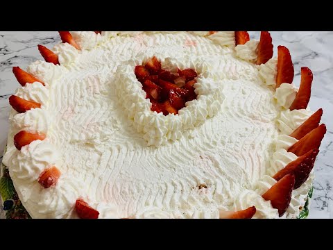 Torta con fragole crema e panna