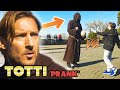 FRANCESCO TOTTI  TRAVESTITO da PRETE SFIDA la GENTE a CALCIO !! PRANK ft. FOOTWORK Italia