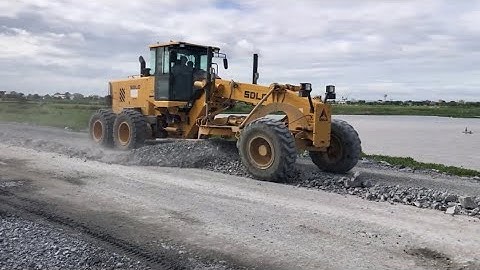 Professionals Skill Operator Heavy Machine Moto_grander Cutting Levelling Base Road On Construction.