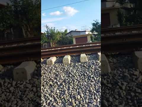 Видео: Защо влаковете спират по средата на релсите?