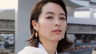 清野菜名、マニッシュなオールバック＆ノースリーブシャツの着こなし披露　資生堂「マキアージュ ドラマティックパウダリー EX」「ドラマティックスキンセンサーベース EX UV+」新CM