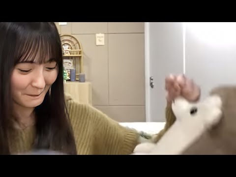 【乃木坂46】ハリネズミのぬいぐるみを摘み、抱き寄せる遠藤さくらちゃん【遠藤さくら】