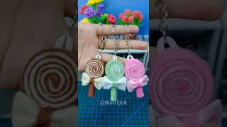 Buat gantungan lolipop dari kain flanel..