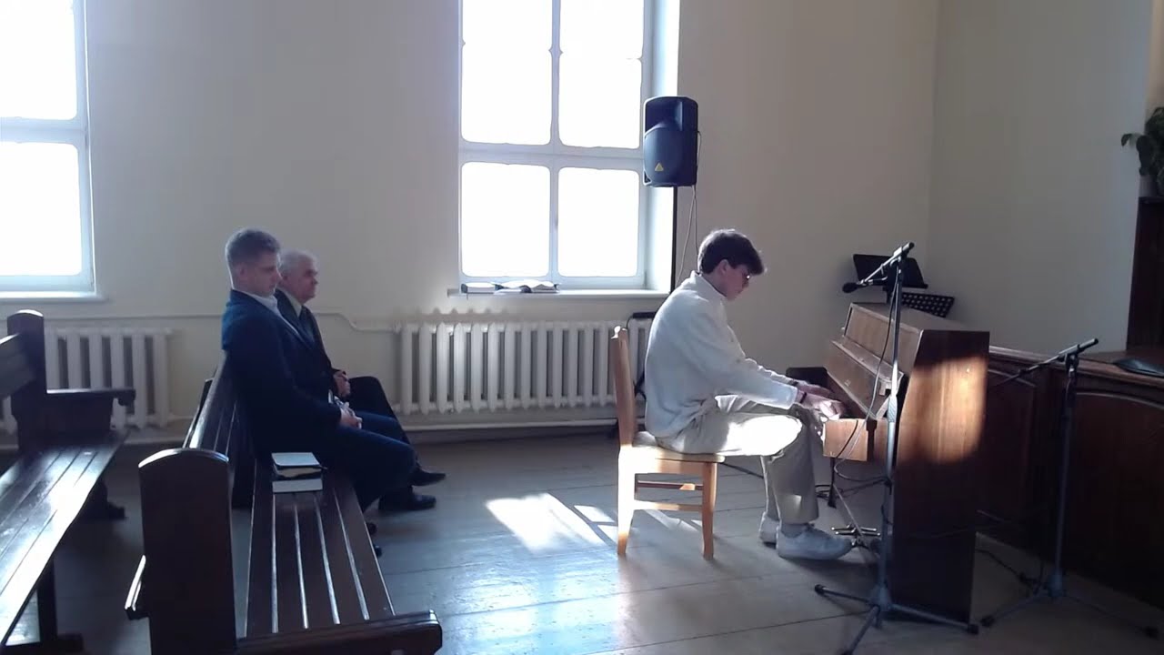 Klavieres — spēlē Toms