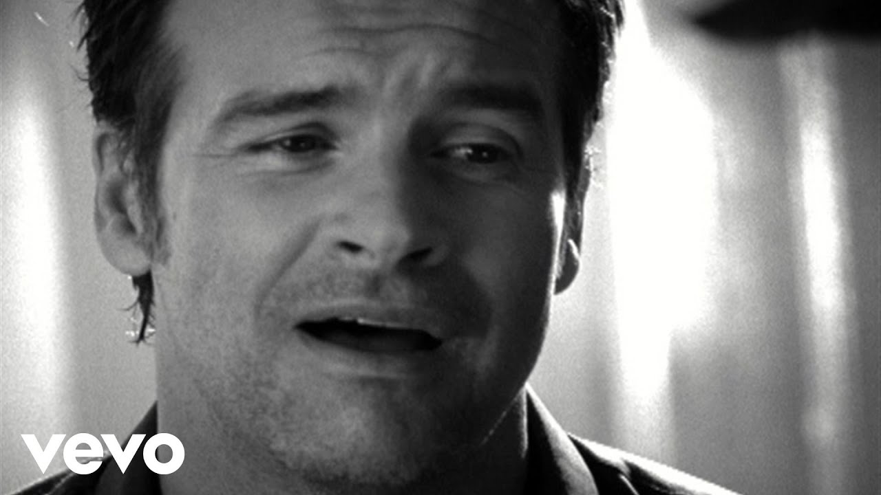 Roch Voisine - Une femme (parle avec son coeur) (Clip officiel)