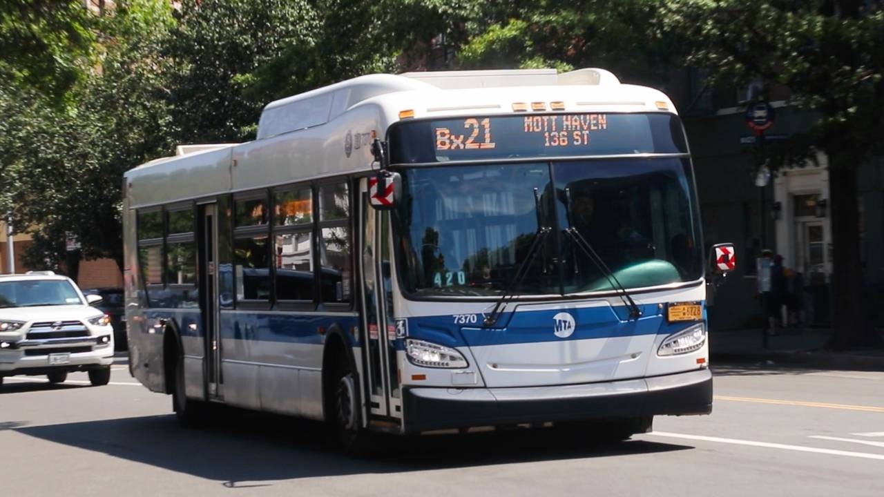 NYCT Bus: 2015 New Flyer XD40 #7370 on the Bx21 at Boston Road and ...