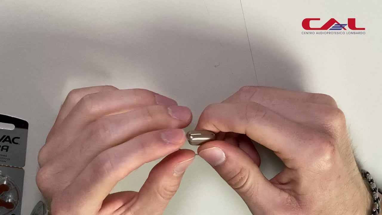 Cambiare le pile dell'apparecchio acustico