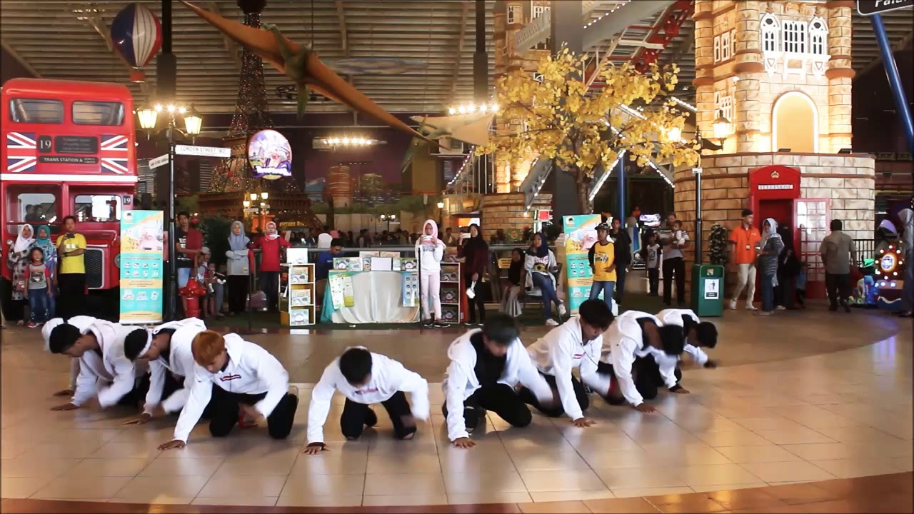 [ KPOP IN PUBLIC CHALLENGE ] Stray Kids - District 9 Dance Cover by ChronicleS from Indonesia