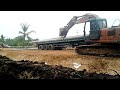 Langkah Unloading/penurunan spun pile dari trailer menggunakan excavator