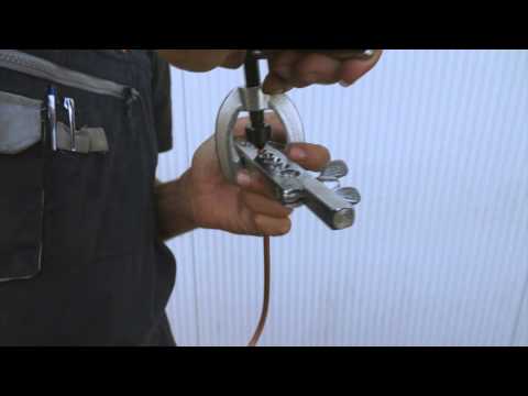 Video: Come si usa uno strumento di svasatura per tubi?