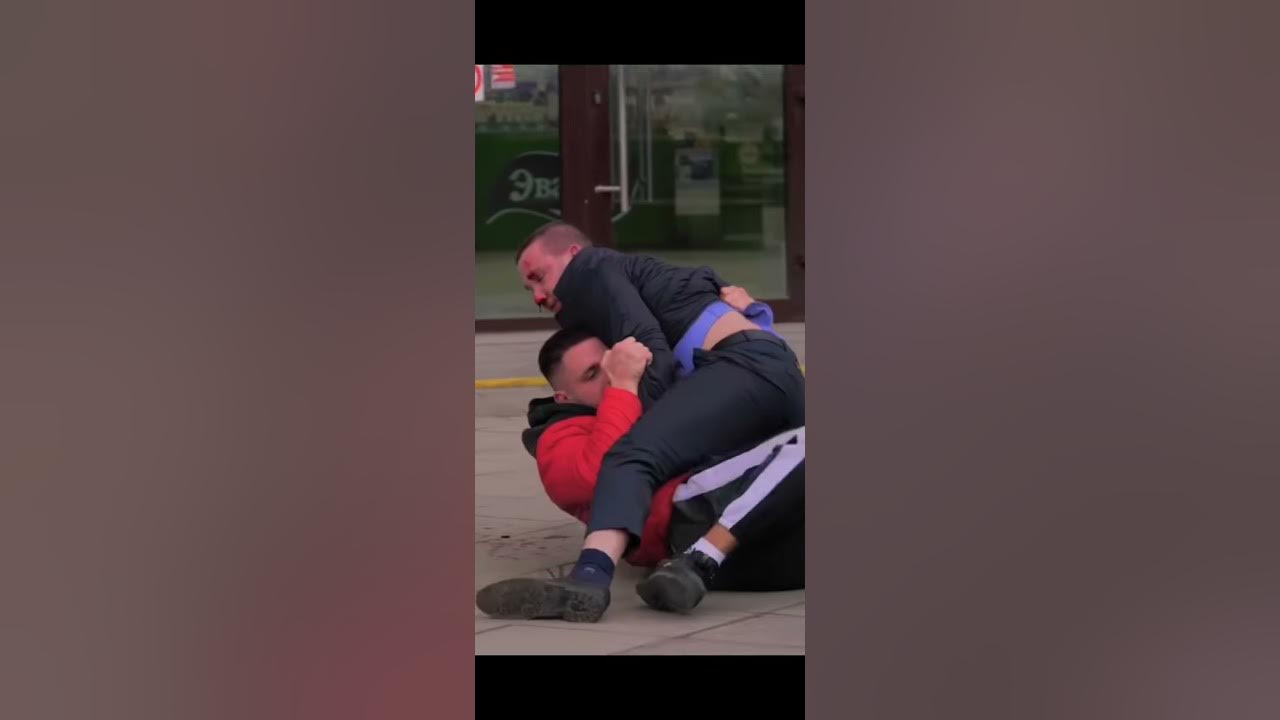 Михаил литвин штаны. Литвин драка. Драка друга литвина с журой. Литвин против охранника. Литвин драка с подписчиком.