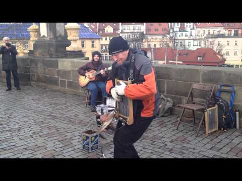 Видео: Музыканты на Карловом Мосту. Прага, декабрь 2012