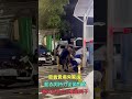 嘉義賣場旁驚魂!　藍衣男持刀街頭對峙　熱心民眾合力壓制男子【冬星新聞】