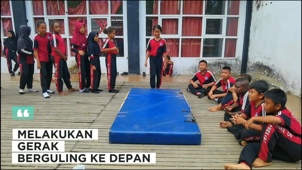 Melakukan Gerak Berguling | Berbeda dengan yang lain.. Hahahaha - YouTube