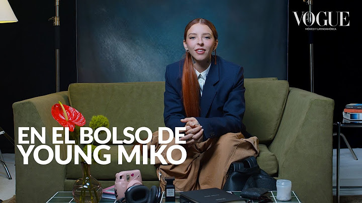 Young Miko: qué hay dentro de su bolso | En el bolso | Vogue México y Latinoamérica