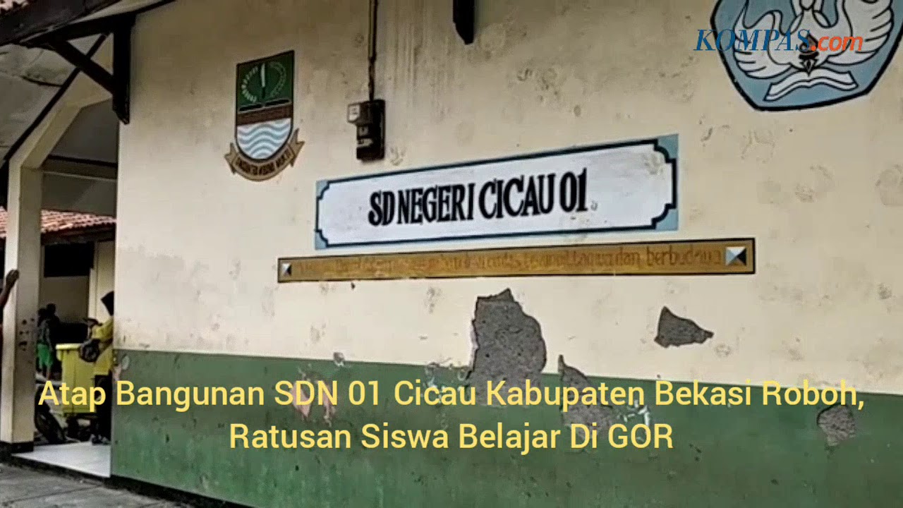  Ratusan Siswa SD di Bekasi Belajar di Lantai GOR Karena Atap Kelas Roboh