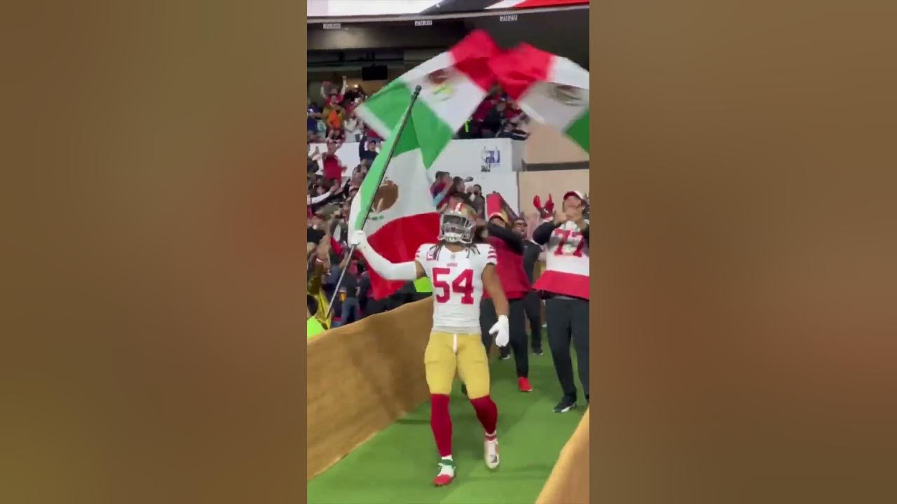 Fred Warner leads the 49ers onto the field with the Mexican national flag  🇲🇽 