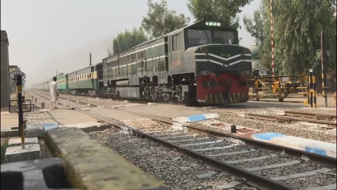 Pakistan Trainz Caterpillar Tezgam Express Passing