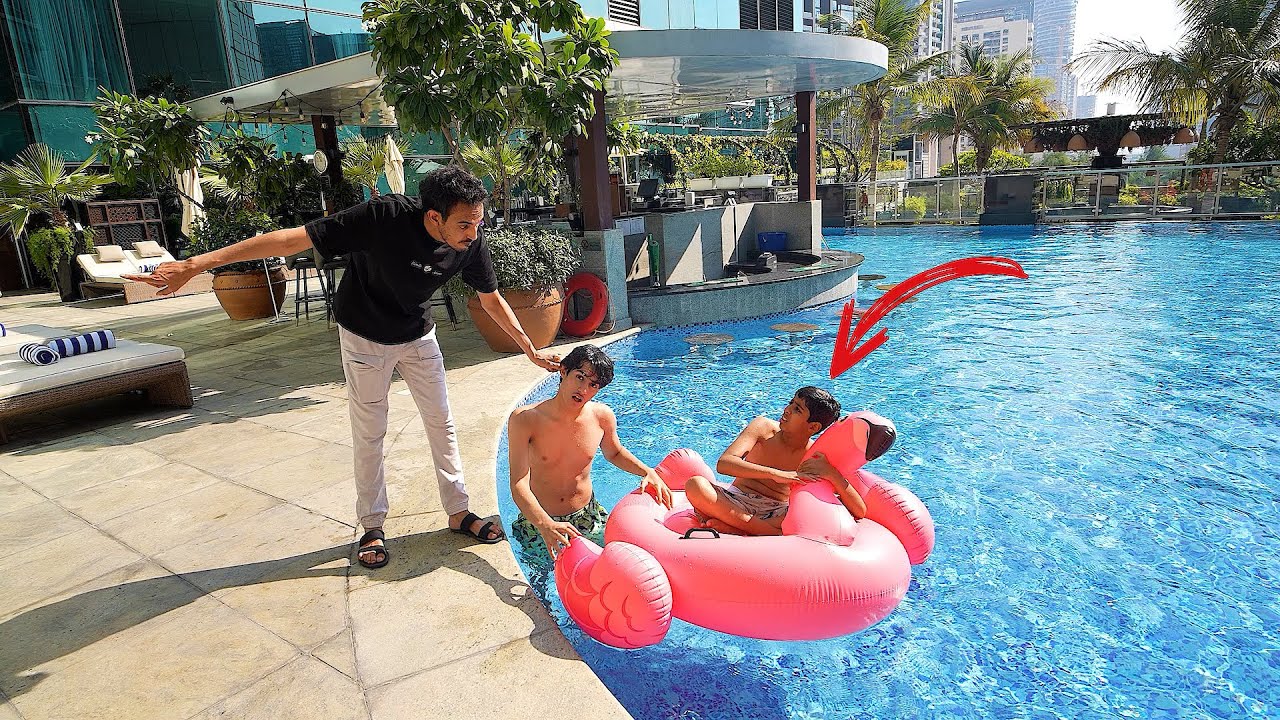 تعامل الاب معهم بالمسبح   !!