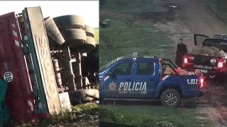 Policías vergüenza: los llamaron para custodiar un camión volcado y terminaron robándolo ellos