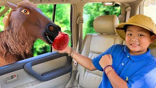 Alex and Eric Wild Adventure: Kids Stranded in a Drive Thru Zoo Safari with Animals screenshot 5