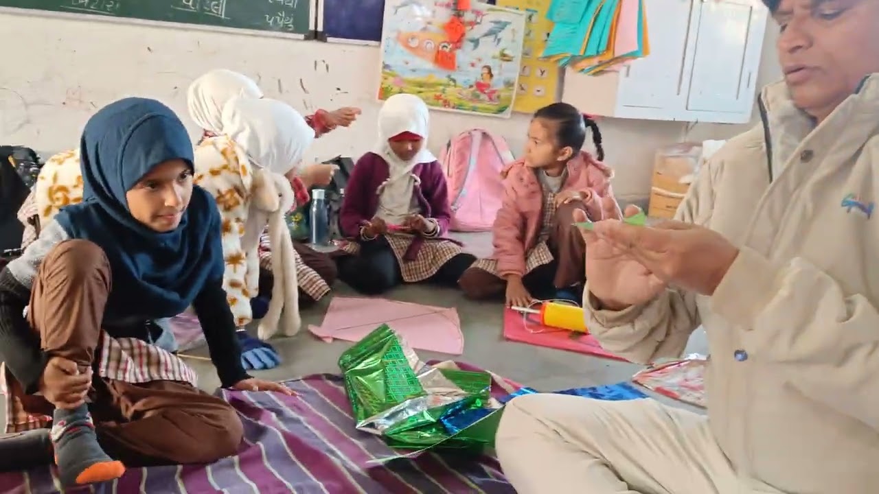 શાળામાં પતંગ બનાવવાની પ્રવૃતિ 