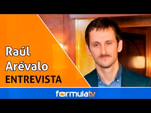 Video: Raúl Arévalo netto waarde: Wiki, Getroud, Familie, Trou, Salaris, Broers en susters