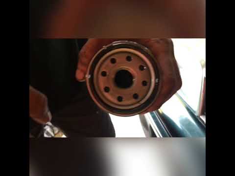 Video: Bagaimana cara melepas filter oli pada Toyota Corolla?