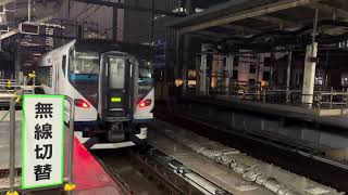【JR特急湘南17号】E257系2000番台ｵｵNA-04編成が特急平塚行きとして静かに東京駅９番線を発車するシーン【8.13（木）21：35】