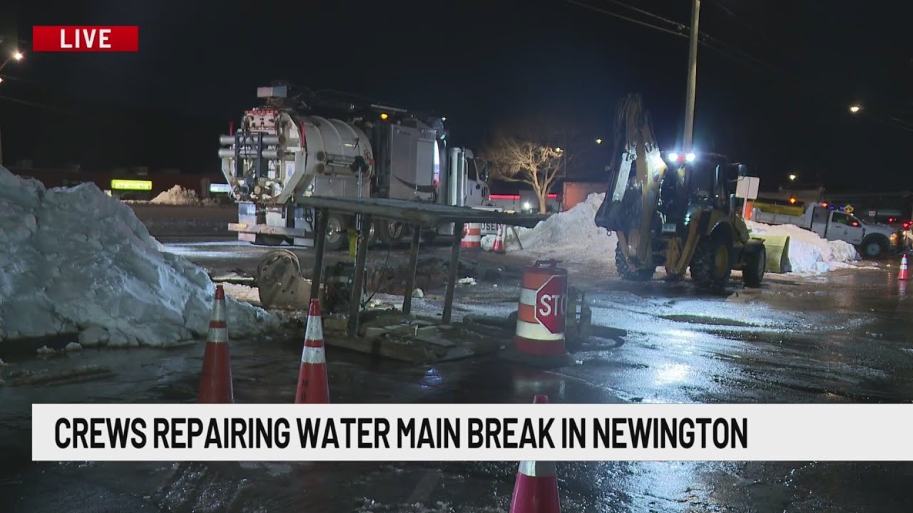 Crews respond to water main break on Berlin Turnpike in Newington - YouTube