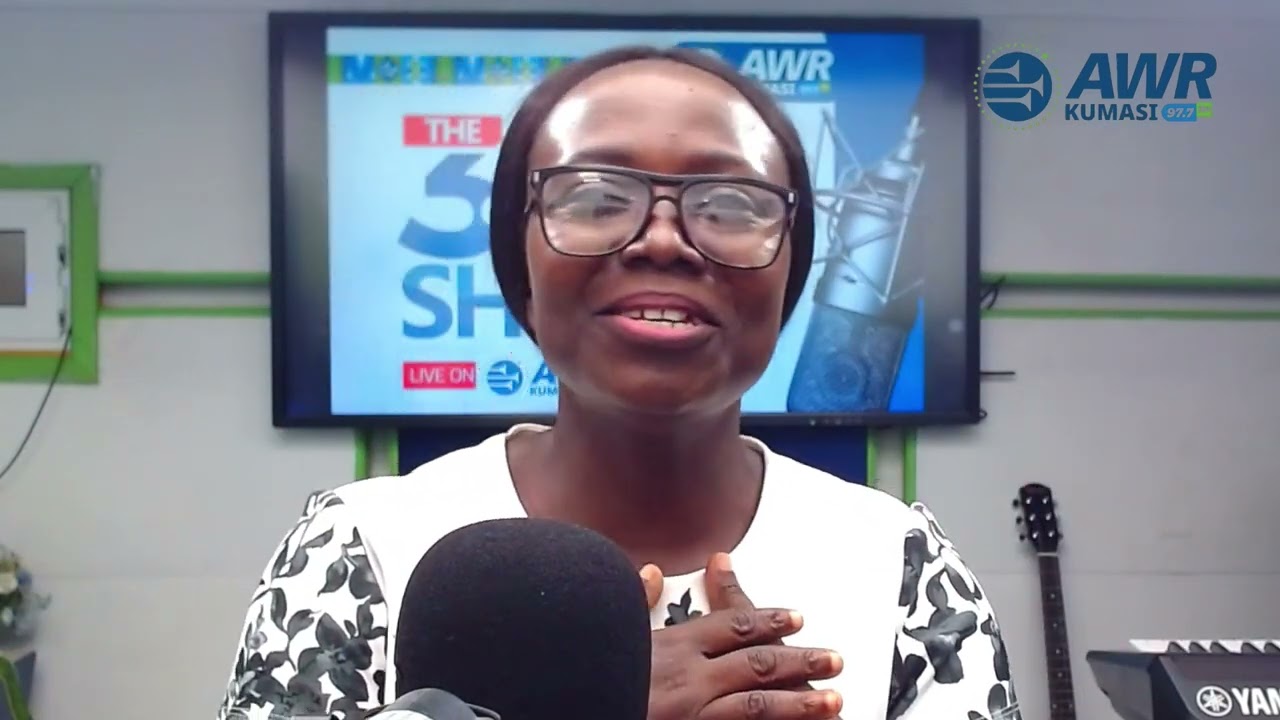 Joana Amoako Performes 'YEHOWA MESEREWO' on AWR KUMASI 97.7FM