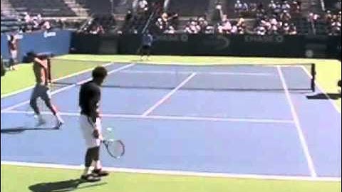 Jo Willie Tsonga serve back