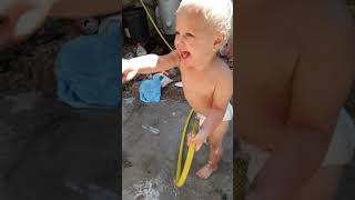 Sophia Tomando Banho De Mangueira