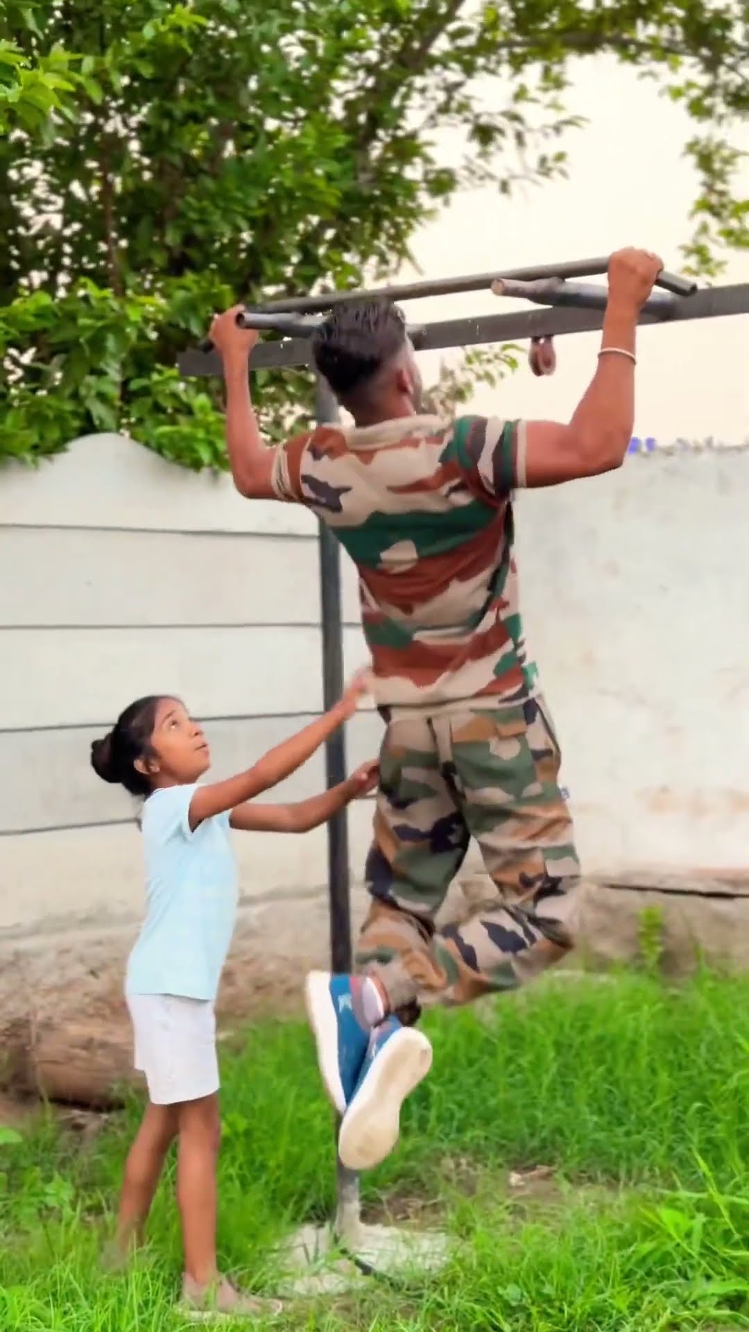 Sister ko bacha liya Army Man ne ?? #shortvideo #funnyvideo #shorts
