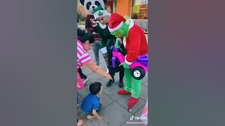 GRICH Y SANTA DÁNDOLE REGALOS A LOS NIÑOS