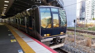321系 D34編成 直通快速おおさか東線奈良行がフルビームに切り替えて新大阪駅1番線を発車するシーン