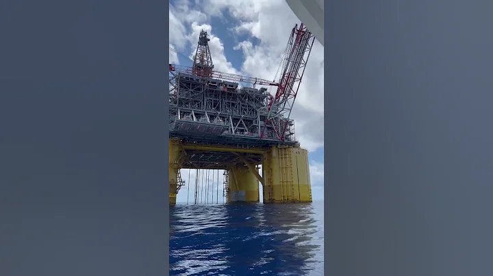 A close-up of Shell's seventh floating deep-water platform, Olympus  📸 : (via gulfaddiction/Tiktok)
