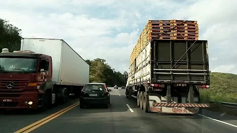 Como fazer uma ultrapassagem em uma rodovia?