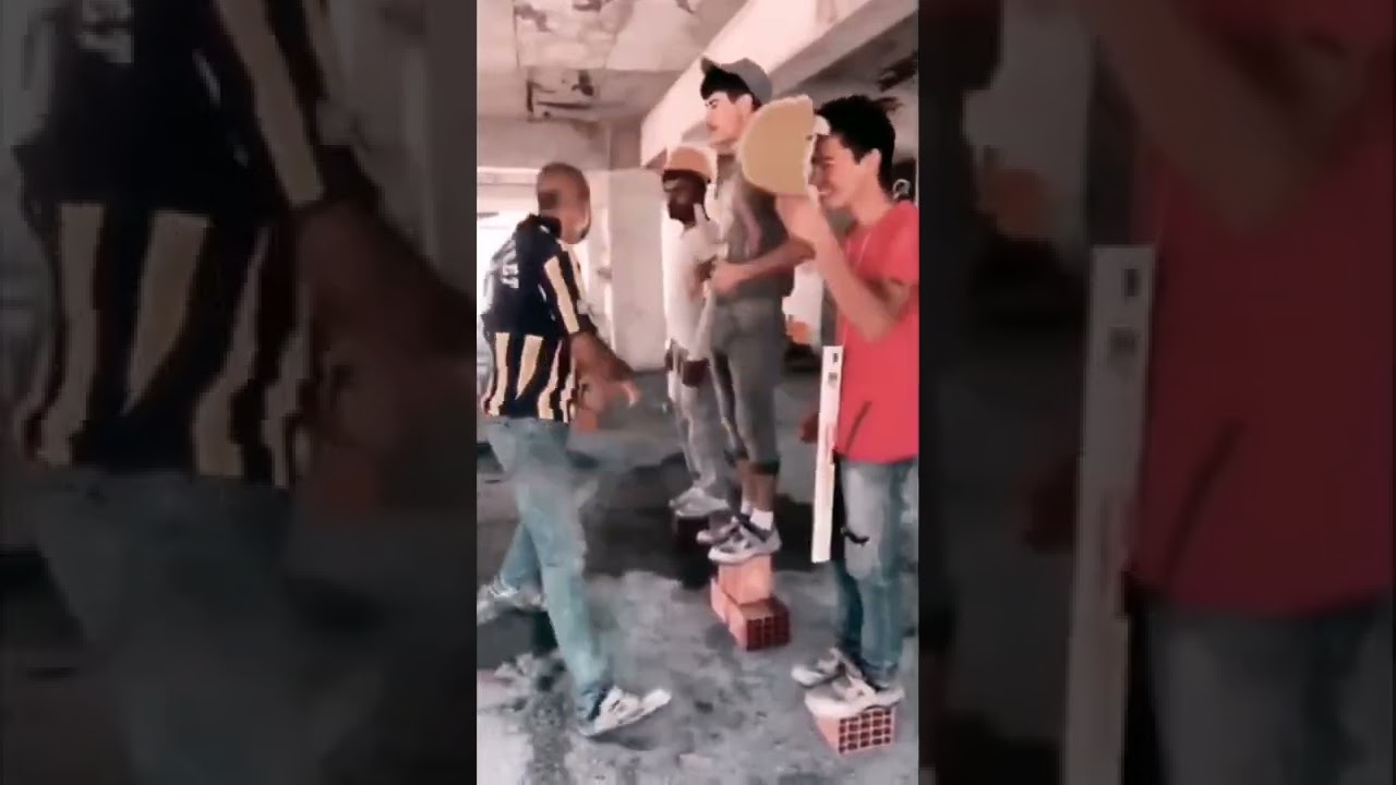 Indian Workers Funny moments caught on Camera 😂🤣.  