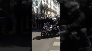 Un Policier Français Balaye Un Homme Du Groupe Des Gilets Jaunes