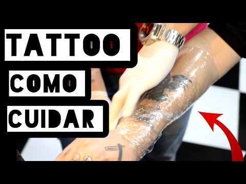 Vídeo: Como limpar uma nova tatuagem (com fotos)