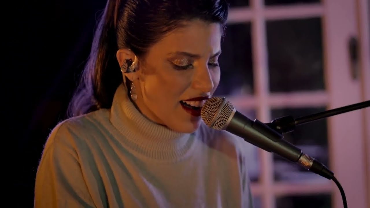 A cantora de indie pop Christine Valença apresenta novo show em São Paulo e divulga live session