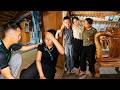 Uyên falls unconscious. Canh tries to take advantage of her, but Nhượng arrives in time to save her.